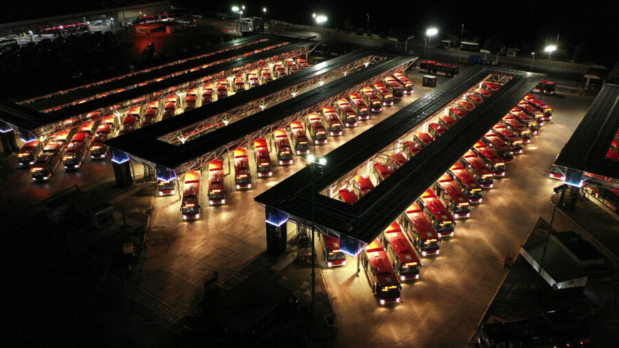 estacion-de-transporte-publico-noche